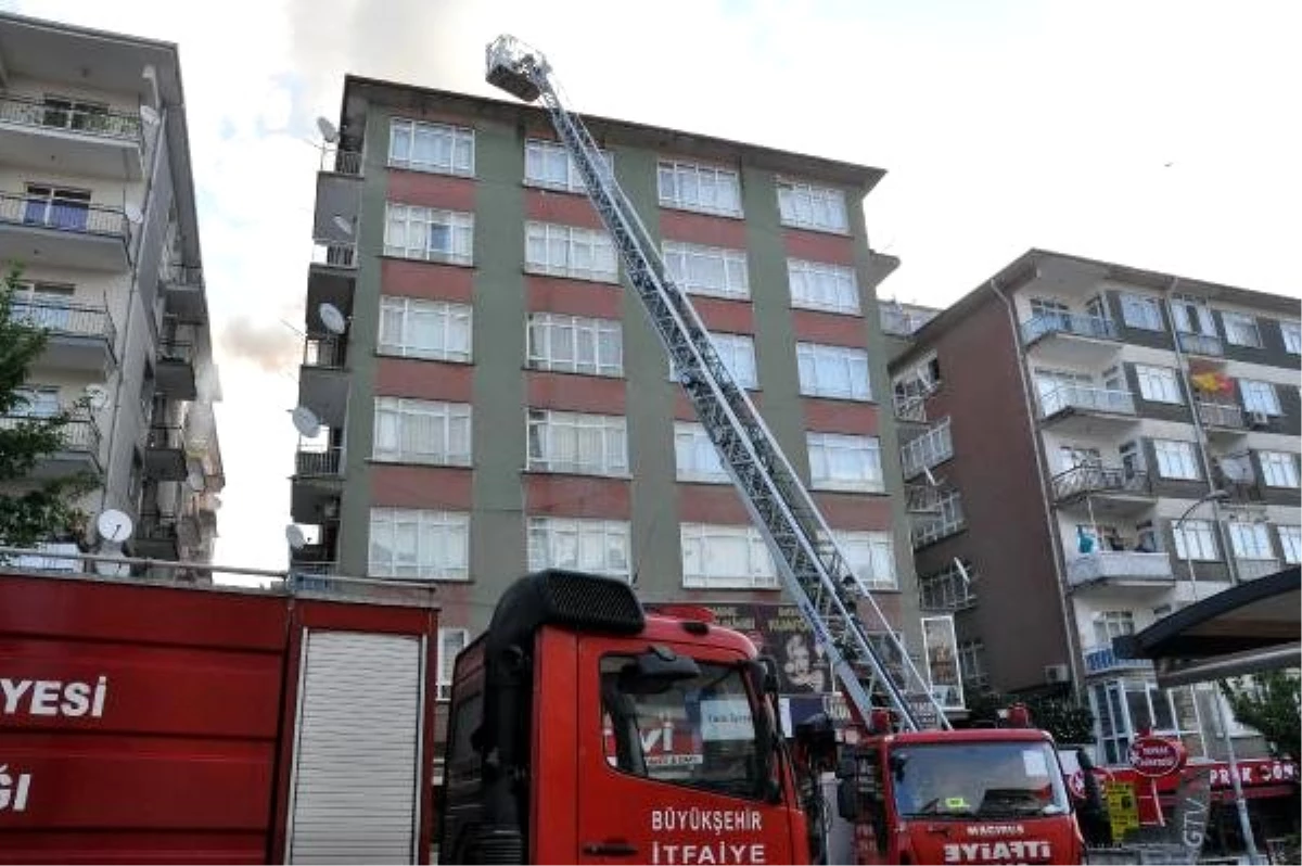 Ankara\'da, 6 katlı binanın çatısı yandı