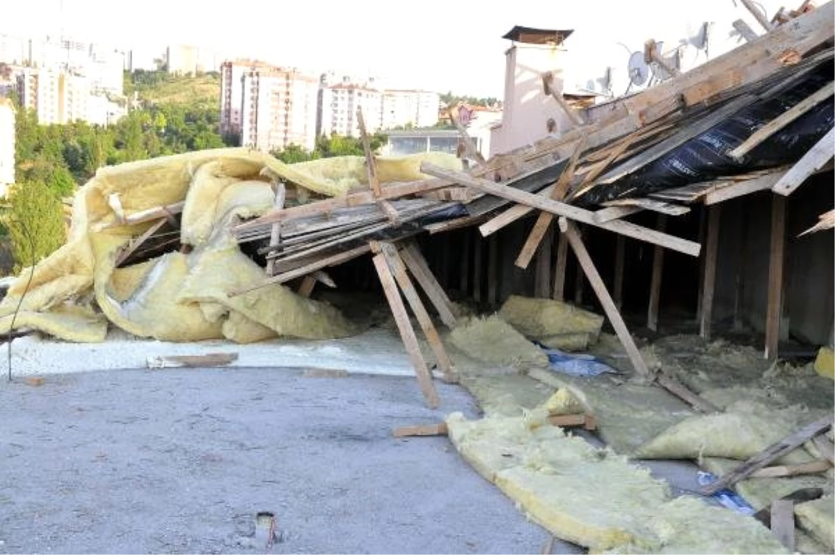 Ankara\'da şiddetli rüzgar, bir apartmanın çatısını uçurdu