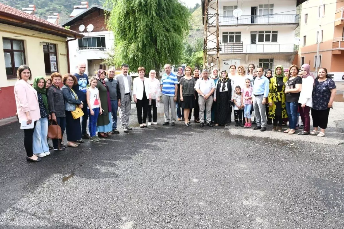 Başarılı kursiyerler sertifikalarını almaya devam ediyor