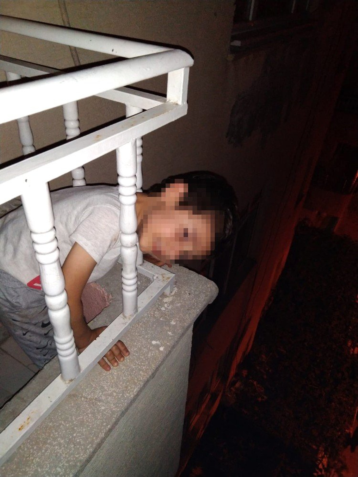 Başı korkuluklara sıkışan çocuğu itfaiye ekipleri kurtardı