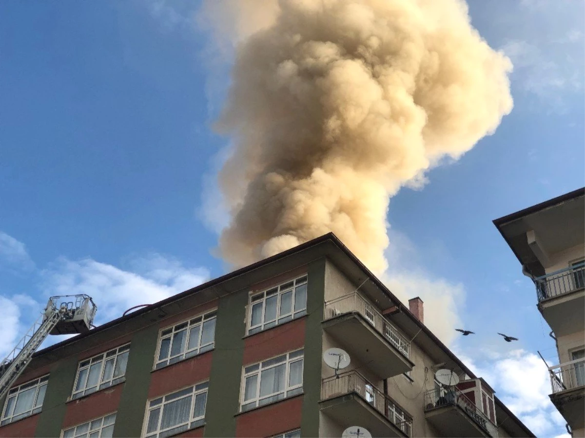 Başkent\'te çatısı yanan bina boşaltıldı