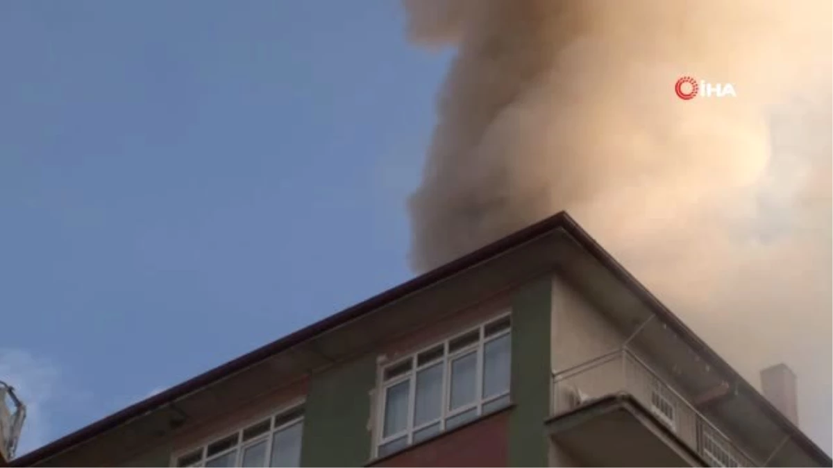 Başkent\'te çatısı yanan binadan dumanlar yükseldi