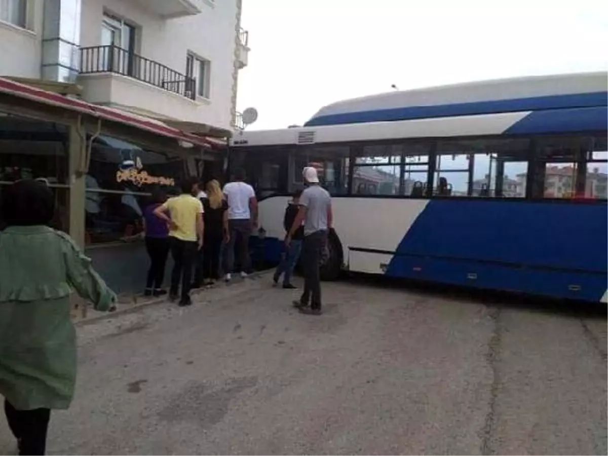 Belediye otobüsü, çarptığı araçla kafeye girdi: 3 yaralı