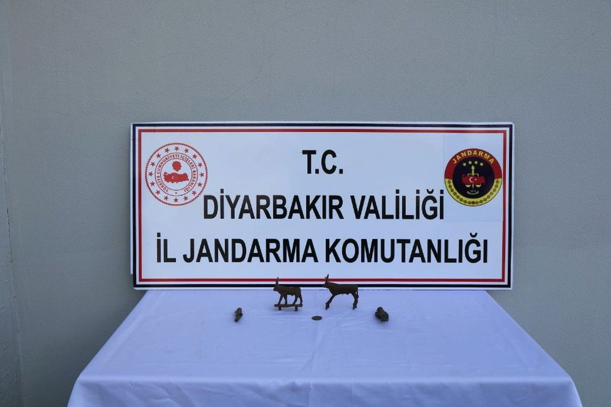 Diyarbakır\'da, Roma dönemine ait 4 heykel ele geçirildi