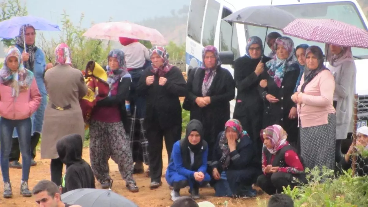 Gelininin tabutuna sarılarak ağladı