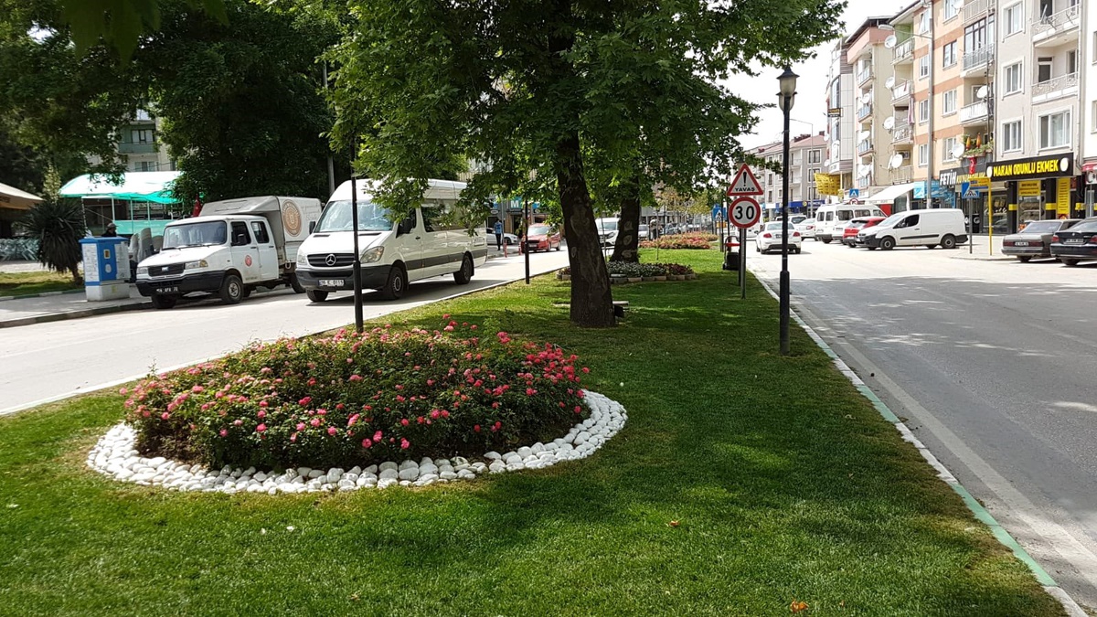 Gürsu\'nun cadde ve meydanlarına yaz ferahlığı