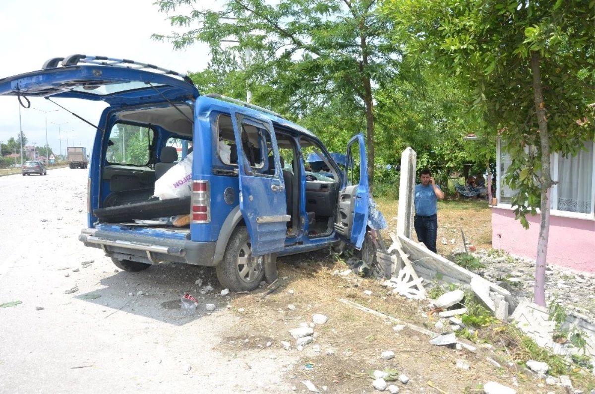 Hafif ticari araç evin çevre duvarına çarptı: 4 yaralı