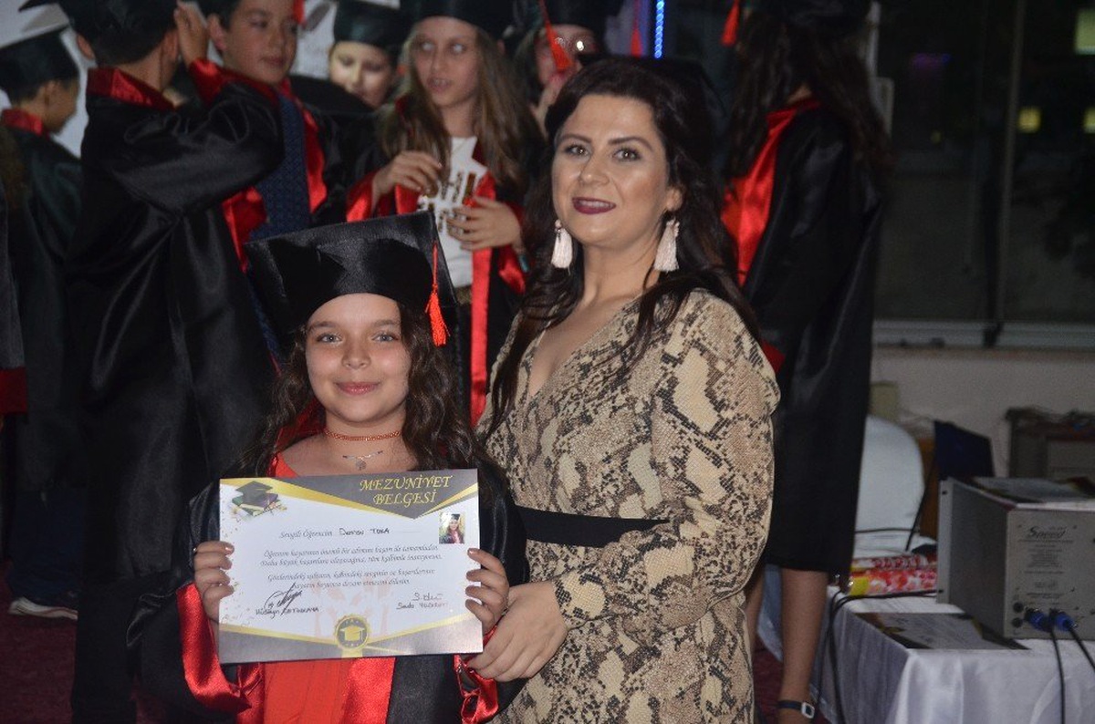 İlkokulu bitiren çocuklar mezuniyet kutlaması yaptı
