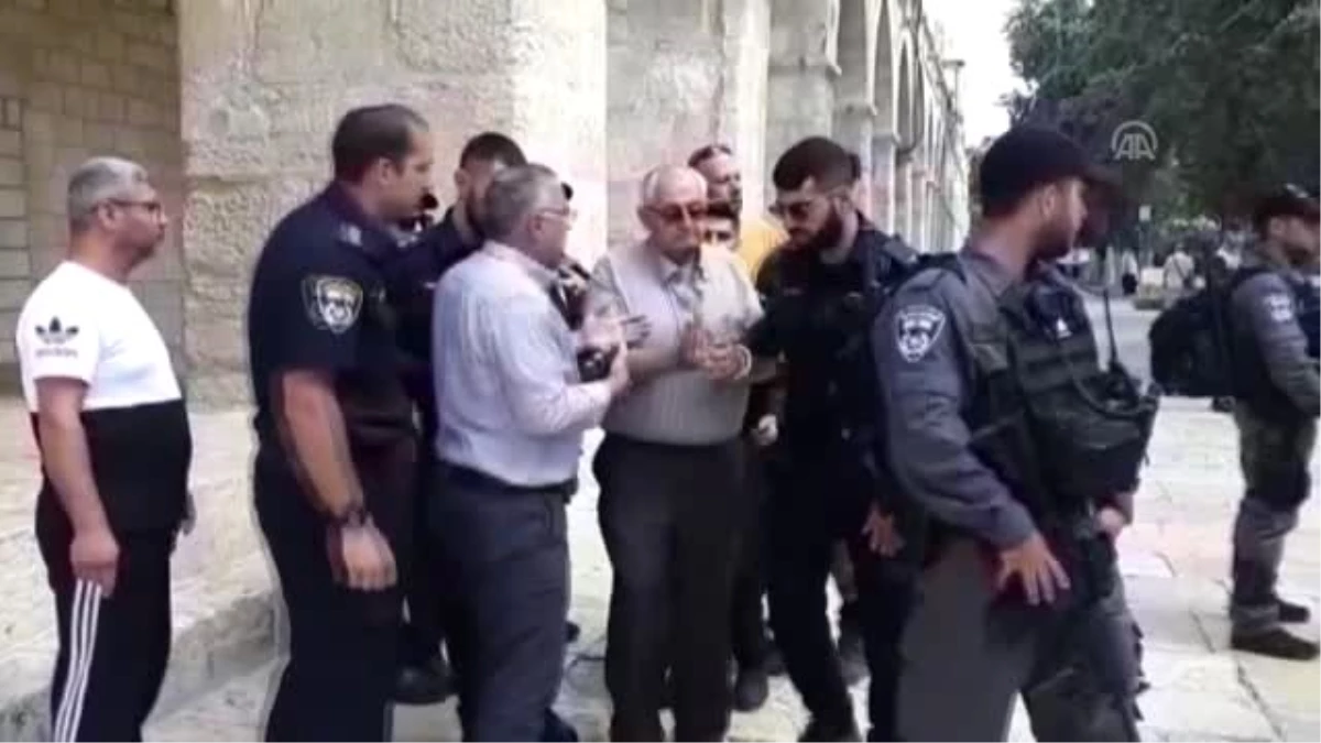 İsrail polisi Mescid-i Aksa\'nın görevlilerini gözaltına aldı