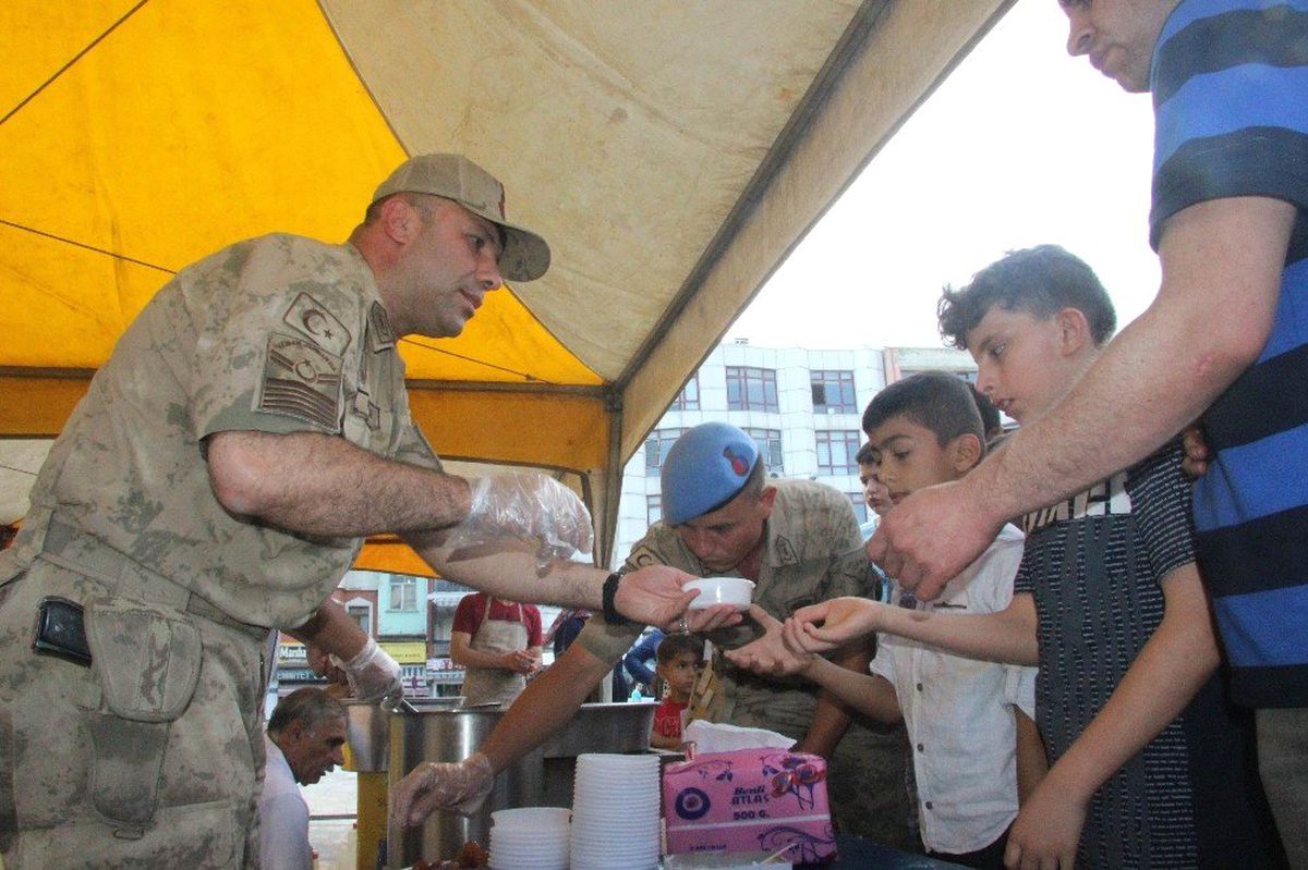 Jandarma şehitler için lokma dağıttı