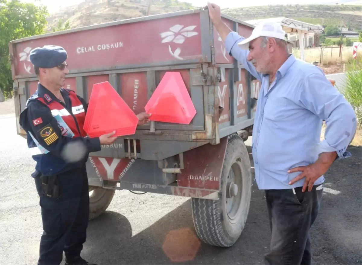 Jandarma trafik timlerinden traktör sürücülerine reflektör uyarısı