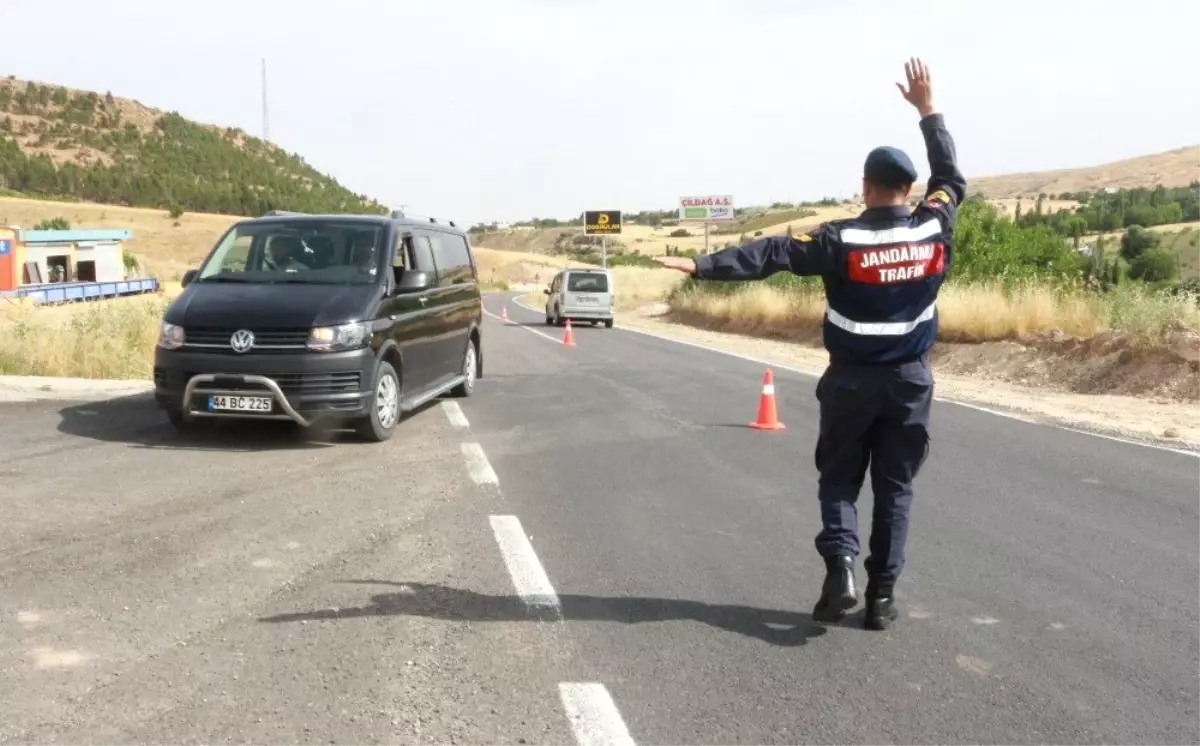 Jandarmanın trafik denetimi devam ediyor