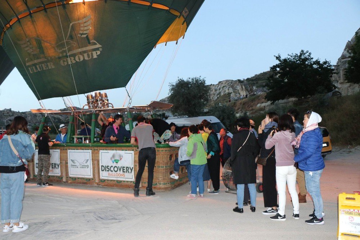 Kapadokya\'da turistler balon turu için kuyruk oluşturdu