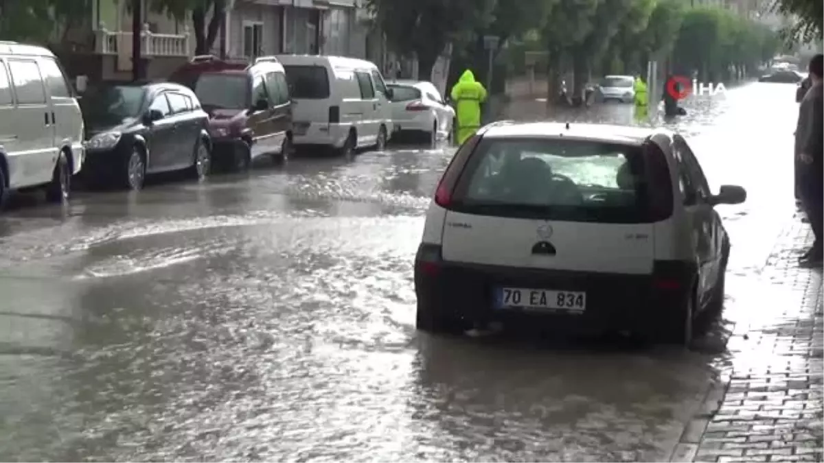 Karaman\'da aniden bastıran yağmur, cadde ve alt geçitleri göle çevirdi