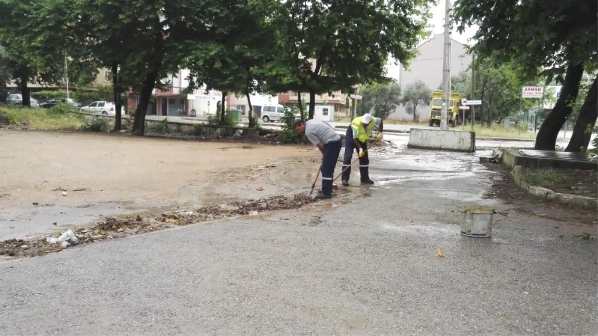 Körfez\'de yağmur sonrası mazgallar temizlendi