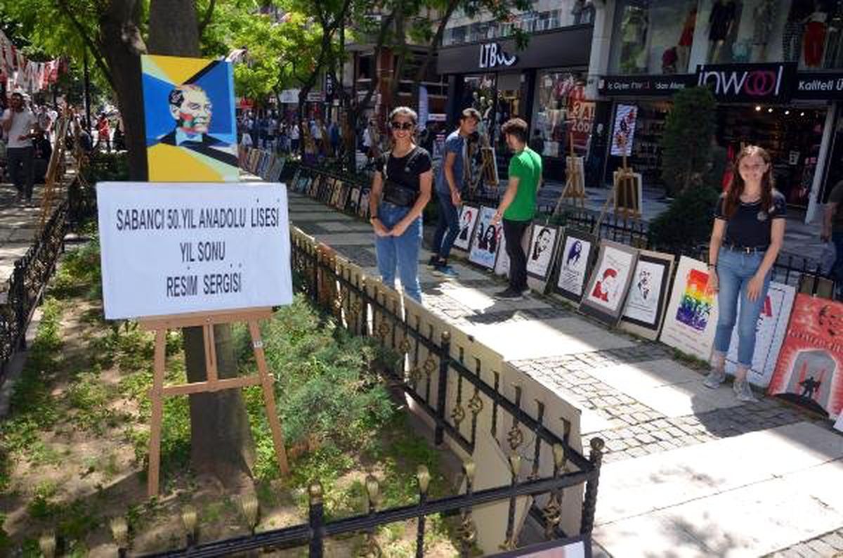 Öğrenciler resimlerini caddede sergiledi