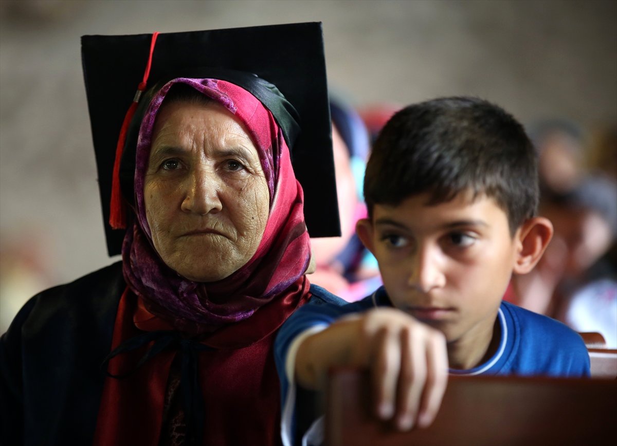 Okuma yazma sertifikalarını torunları verdi