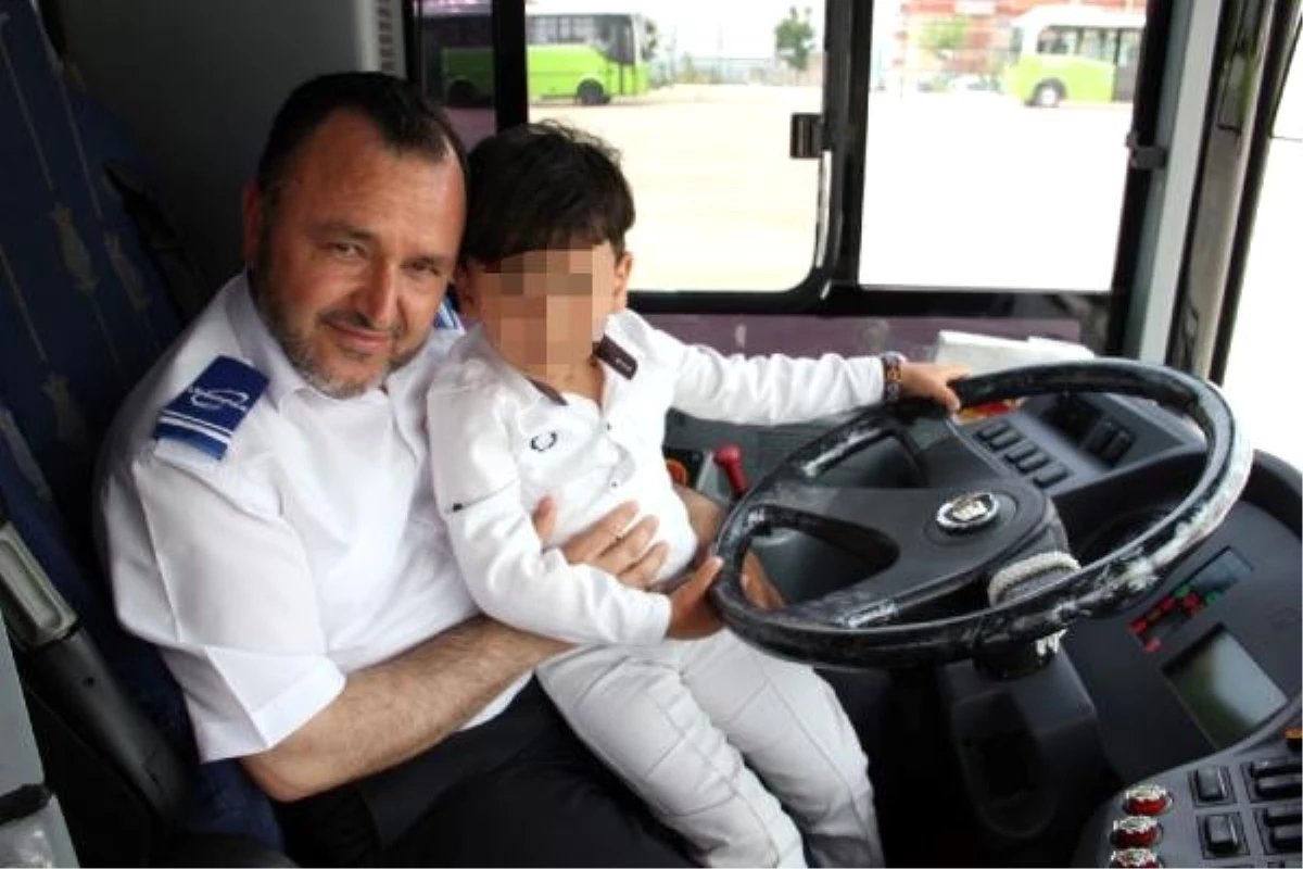 Otobüs şoförü, unutulan çocuğu ailesine teslim etti