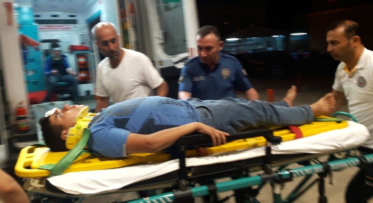Otomobil ile çarpışan şarjlı bisikletli gençler yaralandı