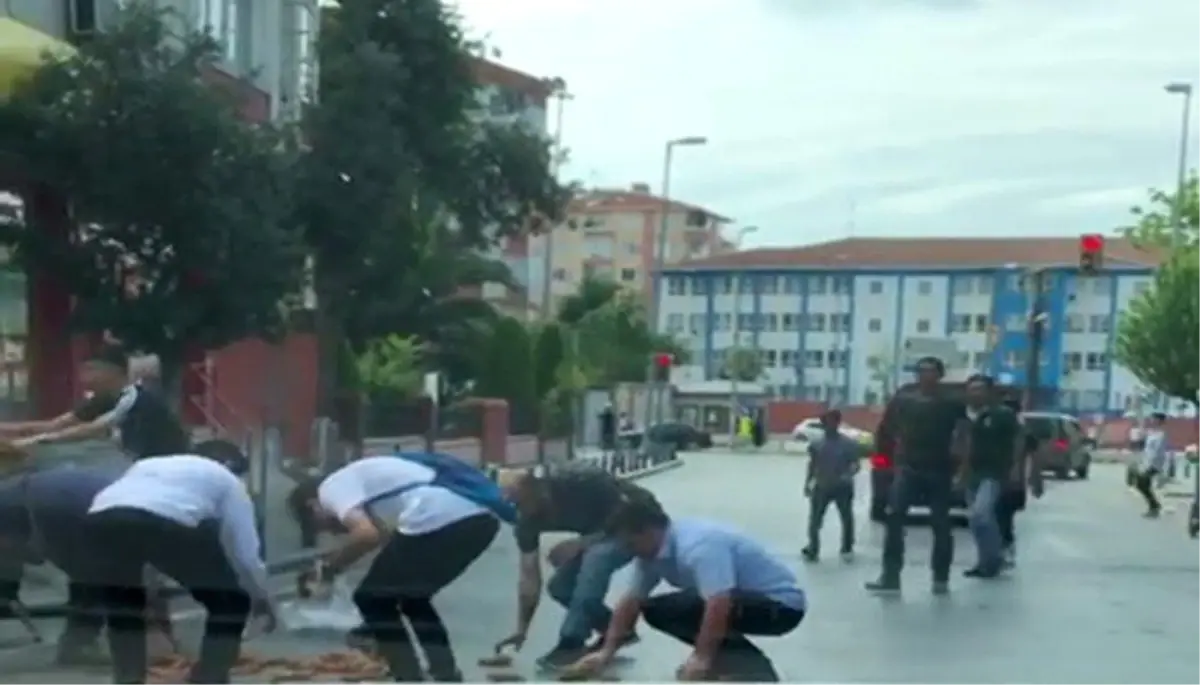 (Özel) Başında taşıdığı simitleri düşüren simitçinin yardımına vatandaşlar koştu