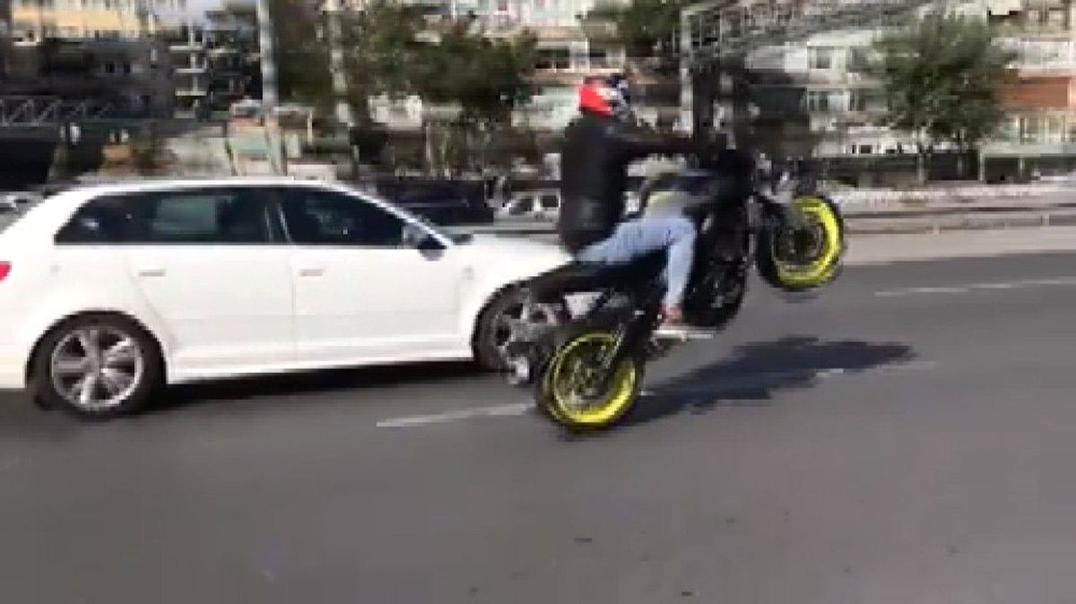 (Özel) E-5\'te trafiği birbirine katan motosiklet sürücüleri kamerada