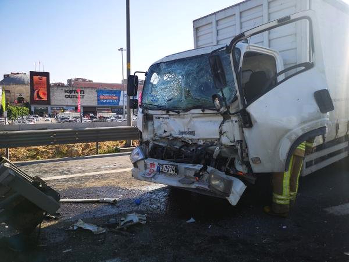 Pendik\'teki zincirleme trafik kazası tem\'de trafik yoğunluğuna neden oldu