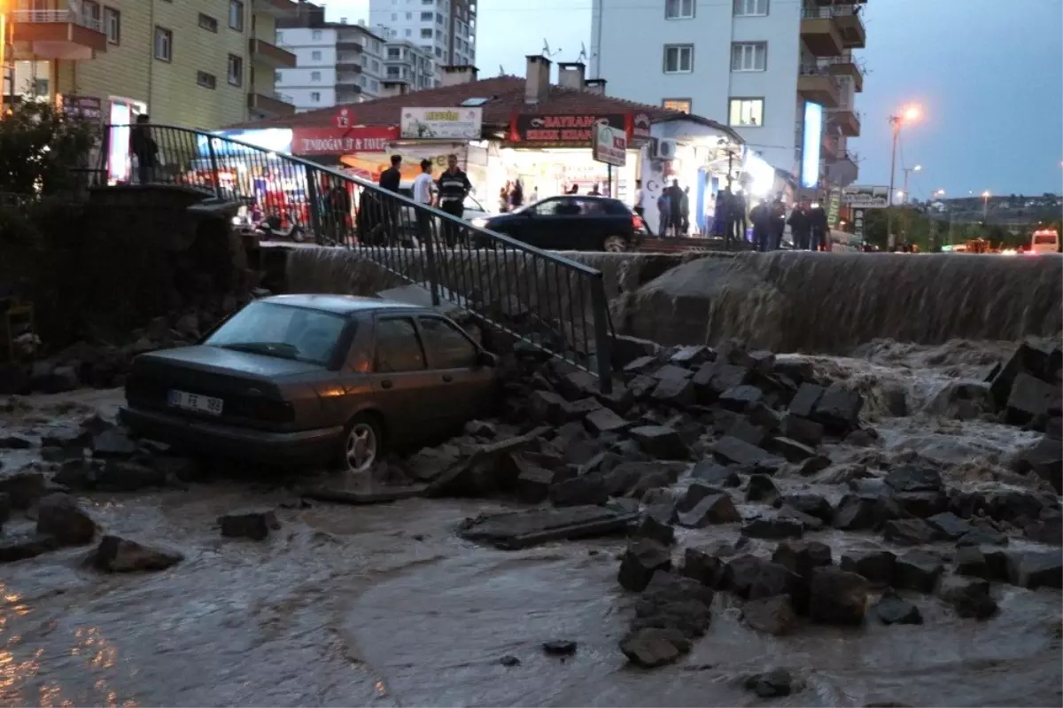 Sele dayanamayan istinat duvarı araçların üstüne yıkıldı