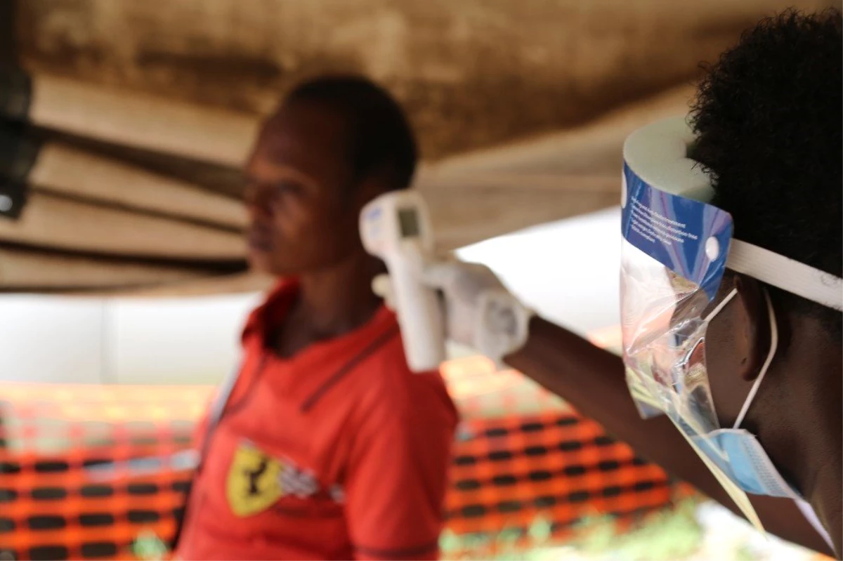 Uganda\'ya ebola taşıyan aileden bir kişi daha öldü