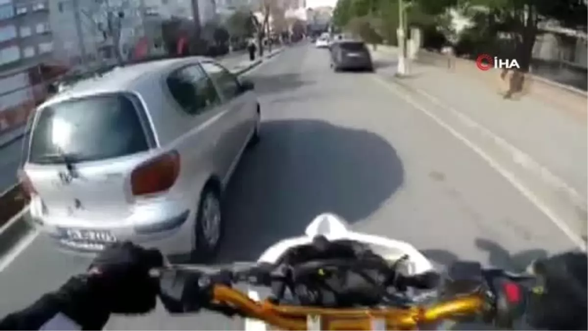 Üsküdar\'da motosikletlinin \'tek teker terörü\' kamerada