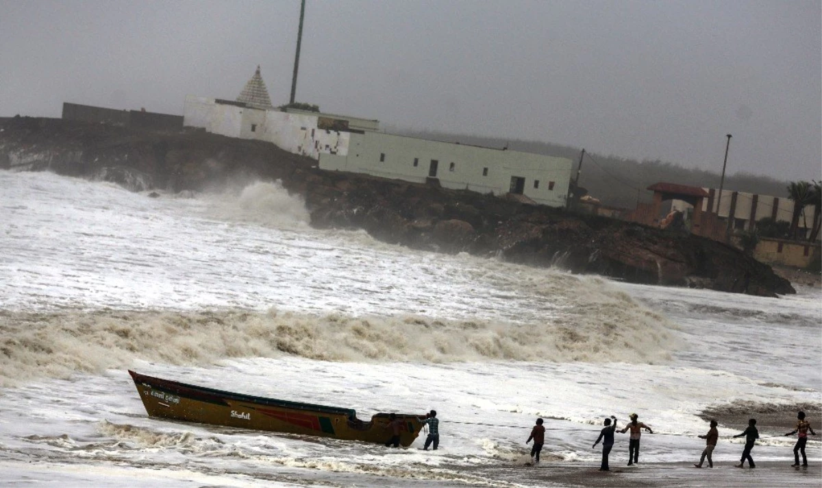Vayu Kasırgası Hindistan\'a yaklaşıyor: 300 bin kişinin tahliyesi sürüyor