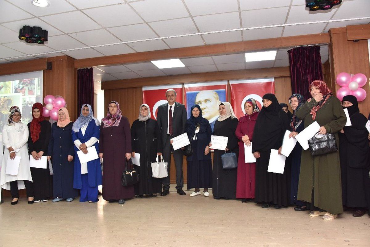 Yıl sonu sergisindeki defile beğeni topladı