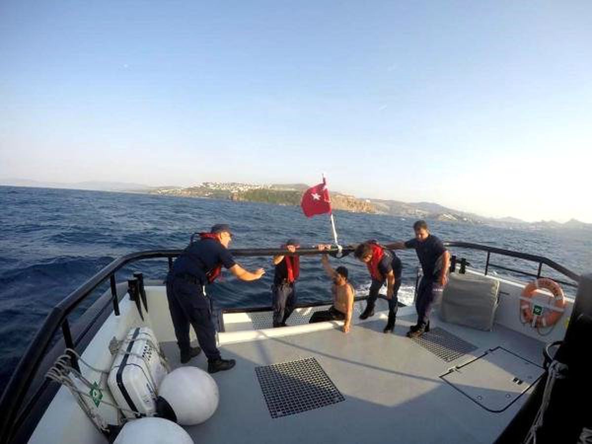 Yüzerken dalgalarla açığa sürüklenen tatilci, 5 saat sonra kurtarıldı