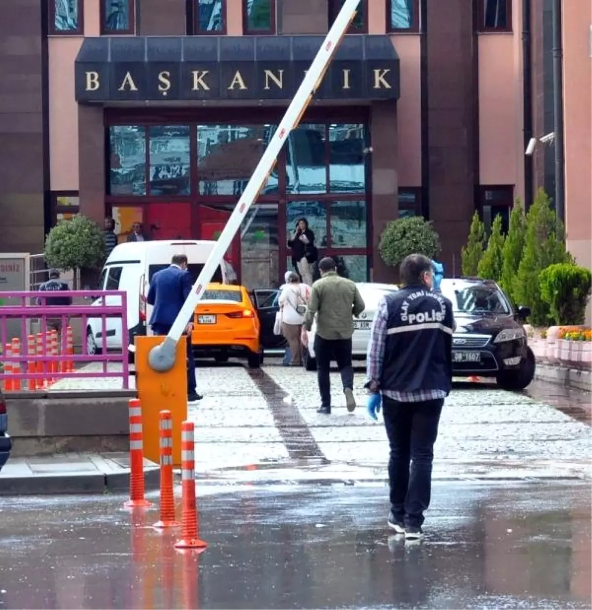 Zabıtanın terazisine el koyduğu kişi, belediye binasına tüfekle ateş açtı