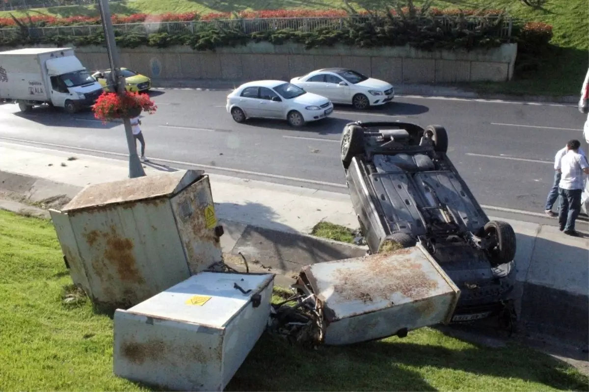 Zincirleme kazada takla atan otomobil elektrik panosunu devirdi