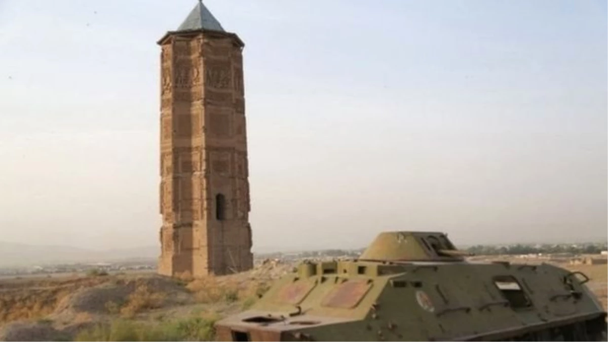 Gazneliler dönemine ait tarihi kulenin çöktüğü anlar sosyal medyada paylaşıldı