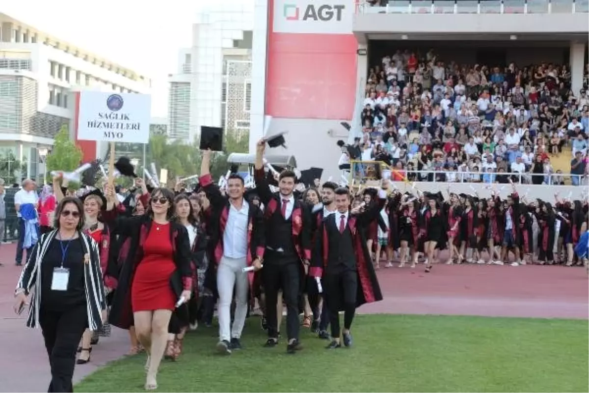 Akdeniz Üniversitesi\'nde 11 bin öğrenci kep fırlattı