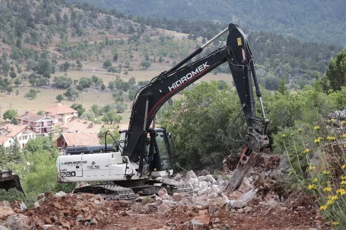 Akseki Belediyesi Susuzşahap Mahallesi\'nde yol açımı yaptı