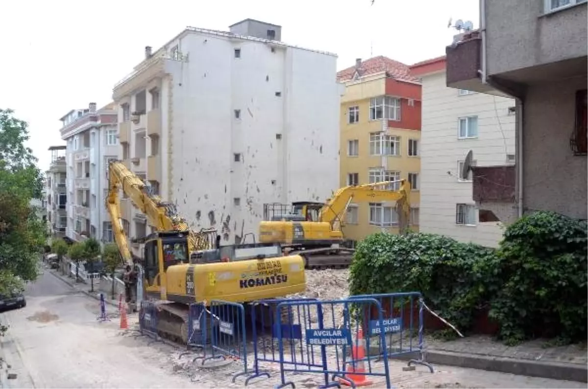 Avcılar\'da mühürlenen iki binadan biri yıkıldı