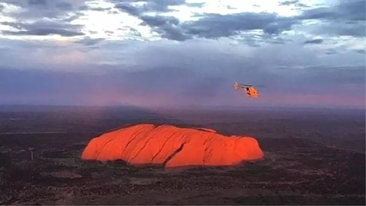 Avustralya\'nın Sayılı Doğal Güzelliklerinden Uluru\'nun Uzaydan Çekilen Enfes Fotoğrafı