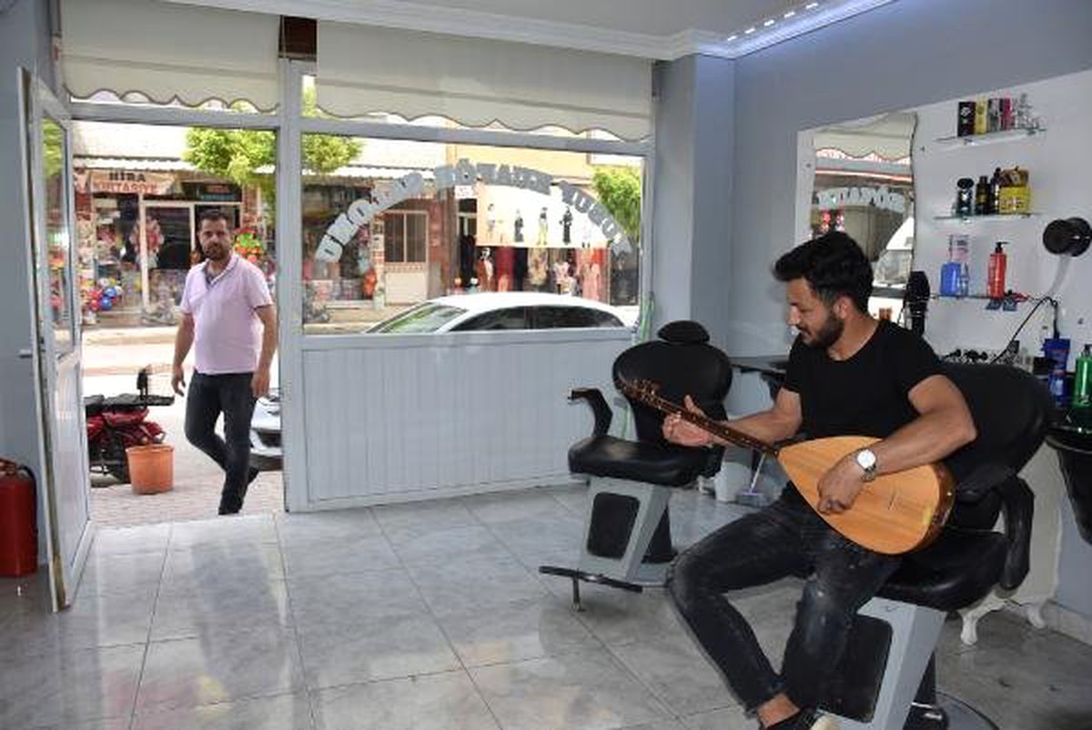Bu kuafördeki müşteriler, sazlı sözlü tıraş oluyor