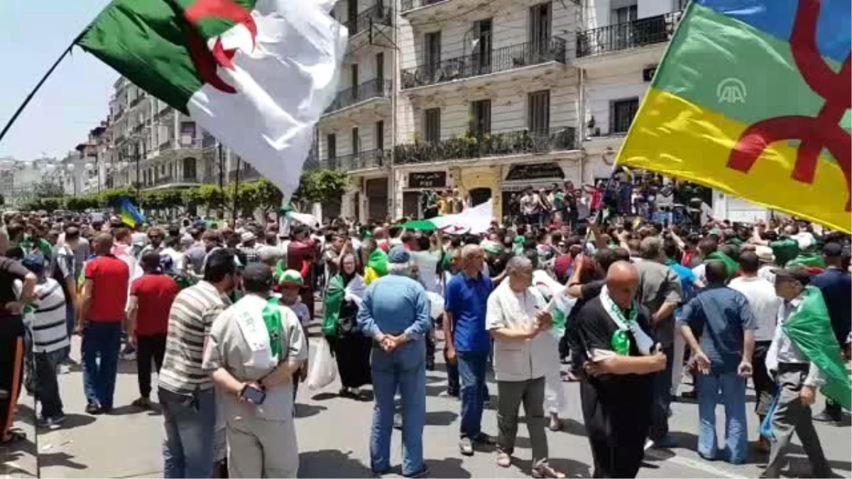 Cezayir\'deki gösterilerde "yolsuzluk yargılamaları" vurgusu