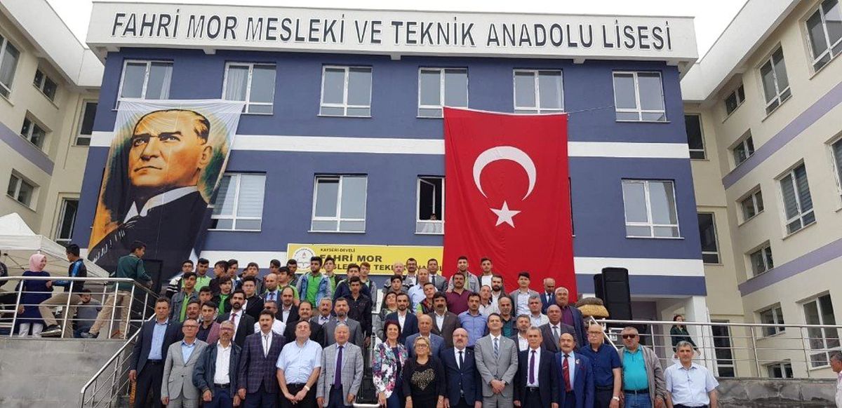 Develi\'de Şölen Havasında Karne Dağıtım Programı Yapıldı