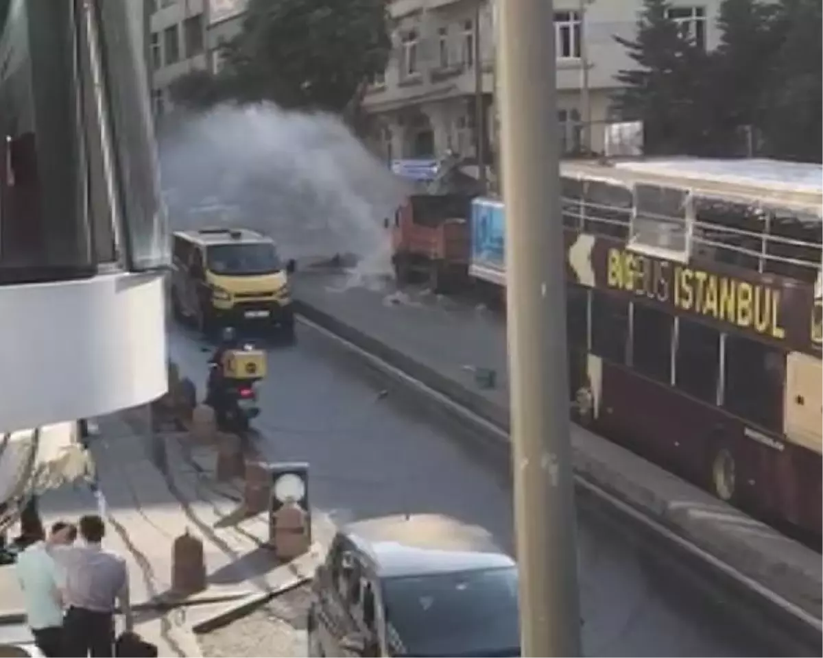 Gümüşsuyu\'nda su borusu patladı cadde göle döndü (1)