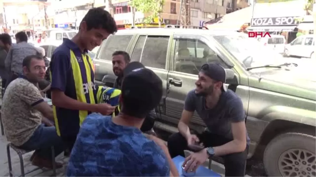 HAKKARİ Takımının kampanyasına destek için formalarını sattı