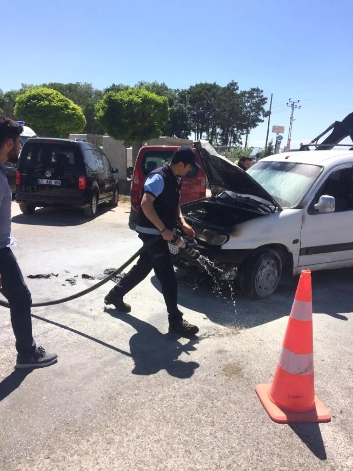 Hastane otoparkında araç yangını