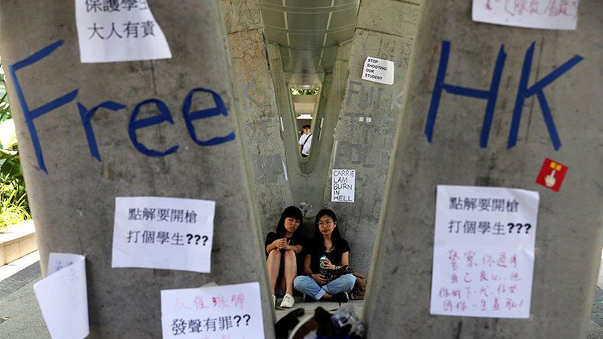 Hong Kong Hükümeti, Protestocuların İnternet Kullanımını Denetim Altına Aldı