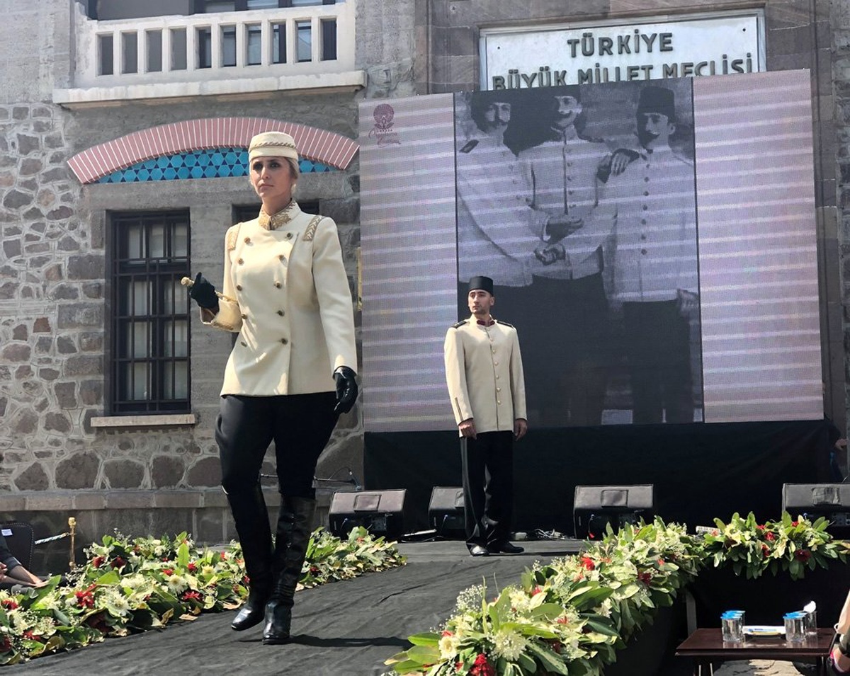 İkinci Meclis\'te Atatürk Giysi Koleksiyonu Defilesi