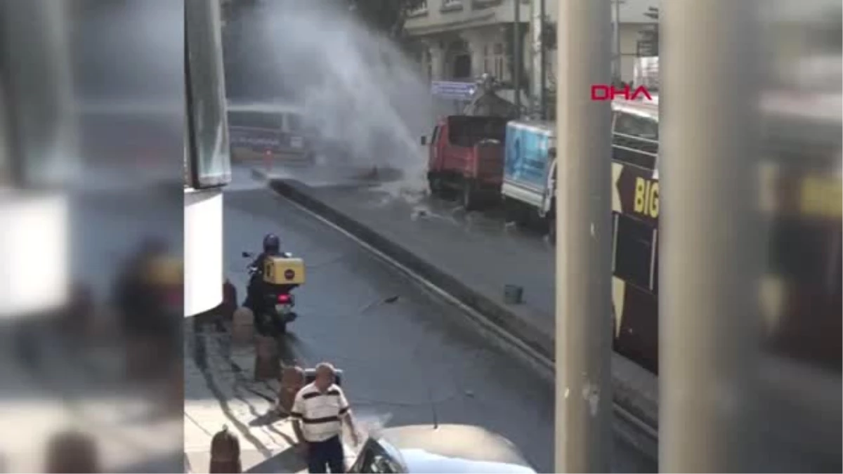 İSTANBUL- GÜMÜŞSUYU\'NDA SUBORUSU PATLADI CADDE GÖLE DÖNDÜ