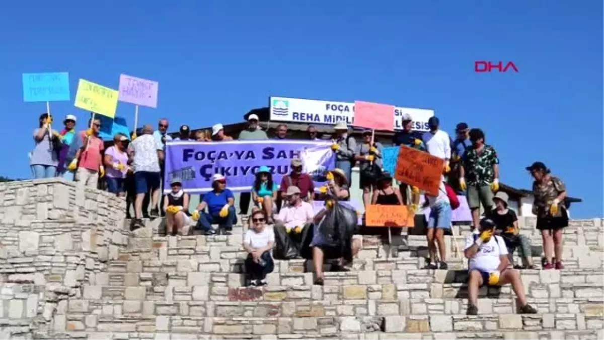 İZMİR Foça kıyılarında önce insan zinciri oluşturdular, sonra temizlik yaptılar