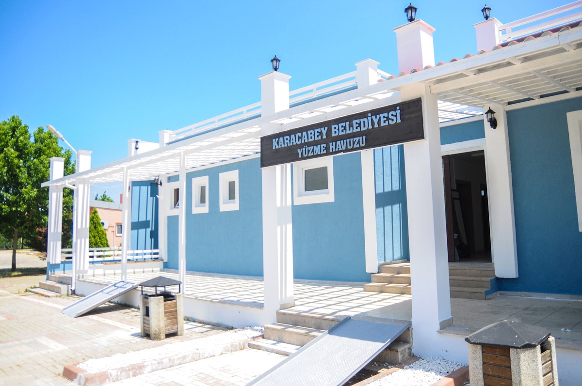 Karacabey Belediyesi Yüzme Havuzu yenilenen yüzüyle yaz tatiline hazır